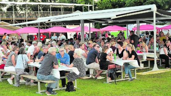 Mitgliederversammlung einmal anders: Die Raiffeisianer genossen den lauen Sommerabend in vollen Zügen. (Bilder: st.)