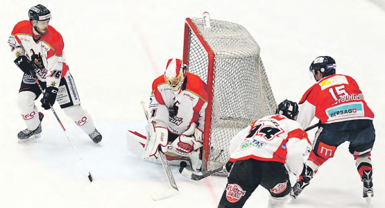 Oft gesehen: Gute Chance der Gastgeber, aber EHC-Thun-Goalie Aschwanden stoppt Reinachs Severin Augstburger (Nr.15) auch hier. (Bild: Otto Lüscher)