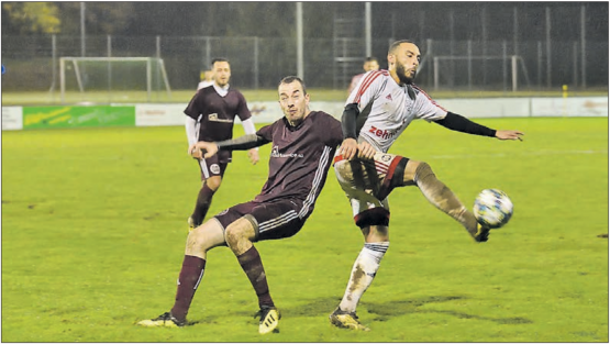 Drittligist gegen Zweitligist: Der Kleinere glich in der Nachspielzeit aus und gewann schliesslich das Penaltyschiessen. (Bild: Franz Schefer)