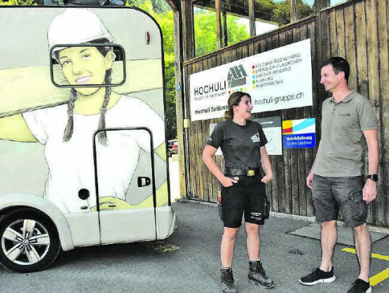 Herzliche Begrüssung: Martin Hochuli freut sich immer, wenn Lara Margiotta mit ihrem Camper auftaucht und frischen Wind in die Bude bringt. (Bilder: st.)