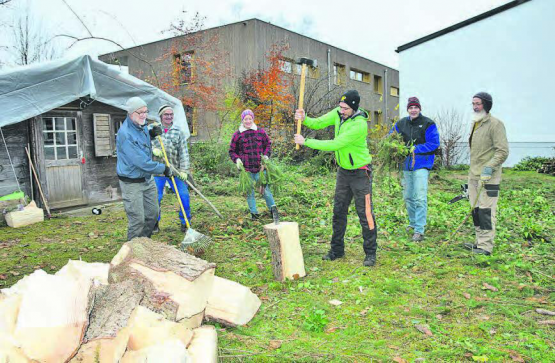 Nach dem Mittagessen: Punkt 13.15 Uhr wurde die Arbeit wieder aufgenommen. Es blieben jedoch nur noch Holzspalten und Aufräumen.
