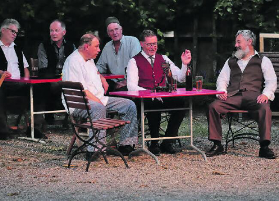 Das Thema bewegt. Wirt (Guido Kyburz), Gemeinderat Schöftland (Daniel Frey) und ein Bauer (Peter Maurer) diskutieren am Stammtisch (Bilder: rc.)