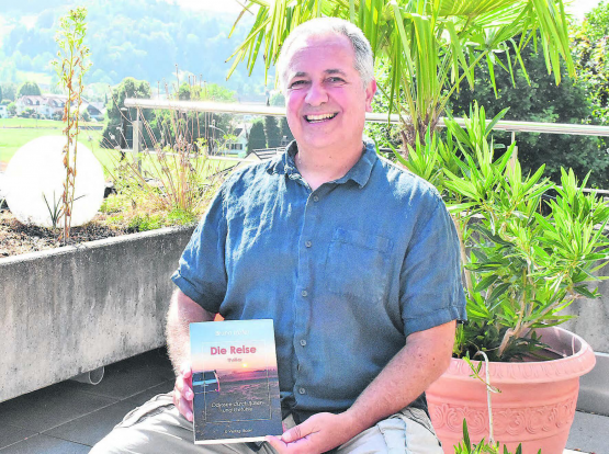 Christoph Hofer aus Oberkulm hält sein Erstlingswerk, den Thriller «Die Reise», erschienen im IL-Verlag Basel, in den Händen. (Bilder: hg.)