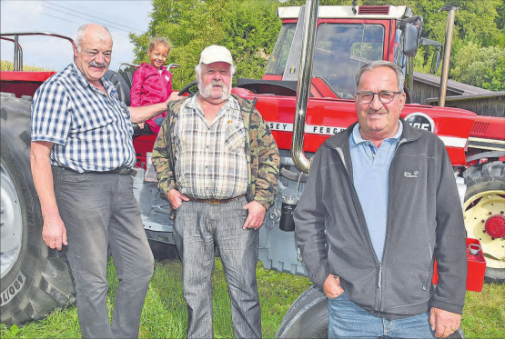 Begrüsste zwei alte Bekannte: Traktoren-Oldtimertrefforganisator und Moosersagiwirt, Oskar Urech (l.), daneben Max Weber und Hansruedi Kupferschmid v. l. (Bild: aw.)