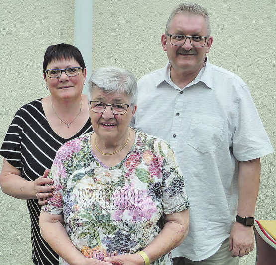 Die Jubilarin Rösy Müller-Müller im Kreise ihrer Liebsten: mit Schwiegertochter Ruth Müller-Schumacher (li) und Sohn Peter (Flup) Müller. (Bild: zVg.)