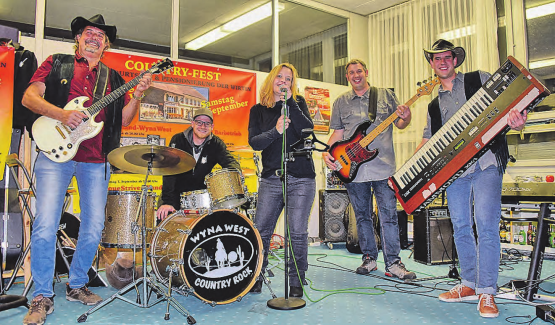 Die Countryband «Wyna West» wie sie leibt und lebt (v.l.): Andy Sager, Dominik Eichenberger Tanja Hunziker, Christian «Mash» Lüscher und Marc Urech. (Bild: mars.)