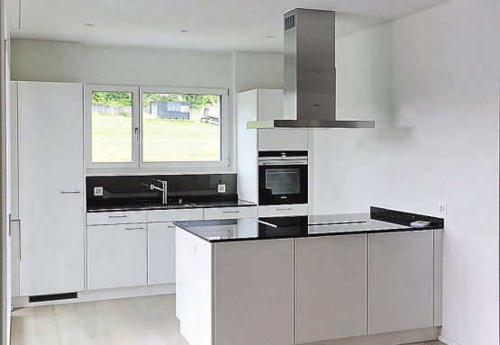 Zehnfamilienhaus an der Plattenstrasse in Menziken: Helle Räume mit grossen Fensterflächen. (Bilder: mars.)