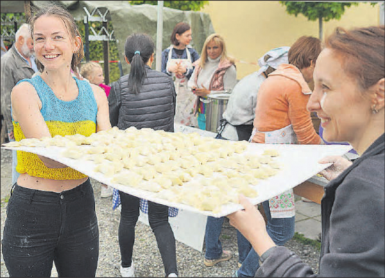 Birrwiler Märt zugunsten der Ukraine: Live am Markt wurden mehr als 1500 Teigtaschen geformt und gekocht. (Bild: zVg.)