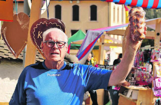 Stets gut gelaunt: Die Mitglieder der Männerriege hatten alle Hände voll zu tun, um die gewonnenen Preise zu verteilen (Bilder: dr.)