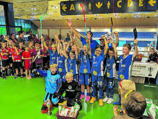 Jubel über Platz 2: Die Lok Reinach Junioren D2 mussten sich im Sursee-Cup erst im Final bezwingen lassen. (Bild: zVg.)