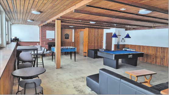 Blick in den neuen Jugendtreff Leerau im Alten Schützenhaus: Der Treffpunkt bietet unter anderem Sofas, einen Billardtisch und einen Töggelikasten. (Bild: zVg.)