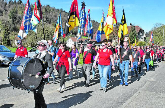 Der Umzug dauerte rund eine Stunde: Über Dorfstrassen ging es vom Schulhausplatz Kirchleerau bis zur Gemeindeverwaltung respektive Turnhalle in Moosleerau. (Bilder aw.)
