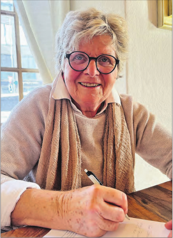 Regula Schrag beim Signieren ihres Erstlingswerks. (Bild: Dominique Rubin)