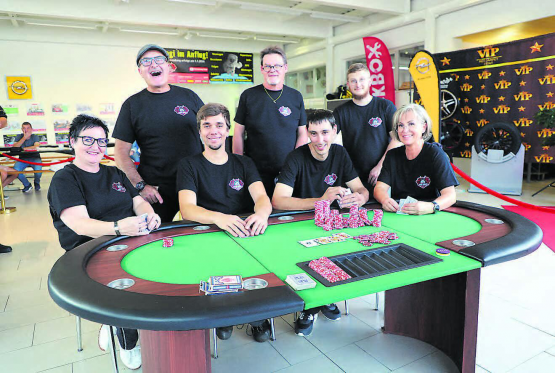 Diesmal standen am Reifenevent Roulette- und Pokertische bereit. Die Teammitglieder der Event Garage GmbH mit ihrem neuen Chef Stefan «Vogi» Von Gunten (sitzend, 2.v.r.), liessen es sich nicht nehmen, ein bisschen mitzuspielen. (Bilder: rc.)