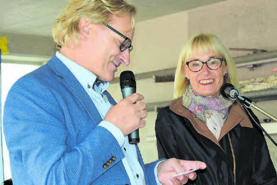 Ruth Humbel im Interview: Martin Goldenberger macht diesen Teil der Feier zu einer humorvollen Einlage. (Bild: st.)