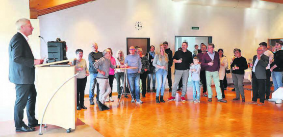 Gemeinderat Jürg Neuenschwander wandte sich in seiner 10-minütigen Ansprache an die Zetzwiler Apéro-Gäste. (Bild: rc.)