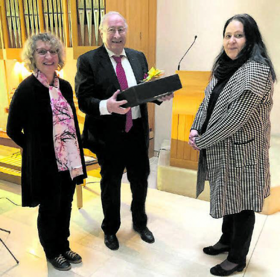 Der langjährige Flötist Hugo Immoos wurde verabschiedet – während der Osterfeier mit Pfarrerin Esther Worbs (l.), und Kirchenpflegerin Renate Osazuwa. (Bild: zVg.)