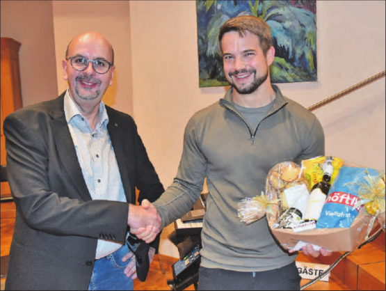 Einwohner mit einem Geschenkkorb bedacht: Andreas Schoch als glücklicher Gewinner unter den Stimmberechtigten gezogen, links Gemeindeammann Thomas Buchschacher. (Bilder aw.)