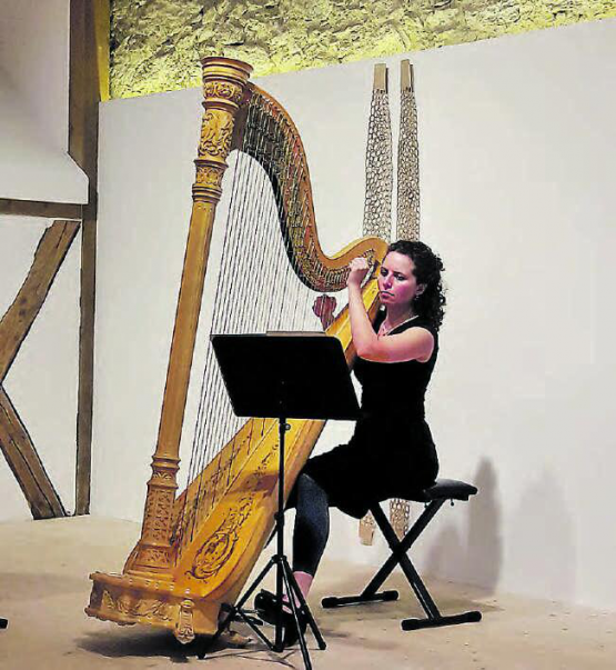 Lindsay Buffington an der Harfe trägt mit ihrem Damselfly-Trio aus den USA zur Klangvielfalt des Poesiesommers bei. (Bild: zVg.)