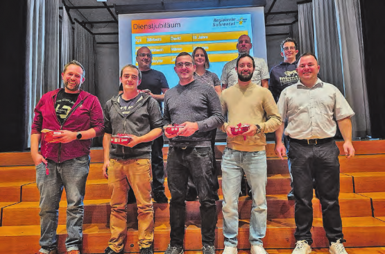 Die Dienstjubilarin und -jubilare der Regiowehr Suhrental 2025. Sie wurden für 10, 15 und 20 Jahre aktiven Feuerwehrdienst ausgezeichnet und stehen stellvertretend für den starken Zusammenhalt innerhalb der Organisation. (Bild: zVg.)