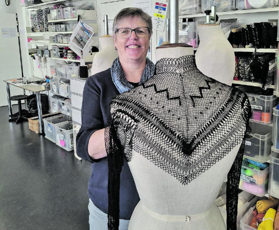 Die Künstlerin Renate Stadelmann-Heiniger mit ihrem Werk, an dem sie rund 100 Stunden gearbeitet hat. (Bilder: zVg.)