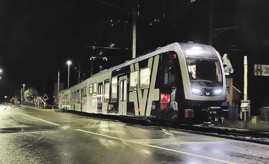 Auf nächtlicher Testfahrt und auffällig leise: Am Mittwoch gegen Mitternacht gleitete einer der neuen WSB-Züge durch Oberentfelden. (Bilder: Remo Conoci)
