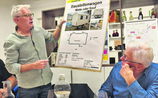 Stellen eine vorher begutachtete Version des Bauwagens an der Generalversammlung vor: LLV-Präsident Beat Buchwalder und Bernhard Aeschbach (v. l.) (Bild: aw.)