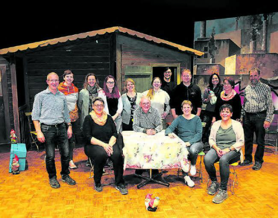 Die Theatergruppe Schwarzenbach in einer ruhigen Minute: Inzwischen wird bereits wieder fleissig geprobt. (Bild: zVg.)