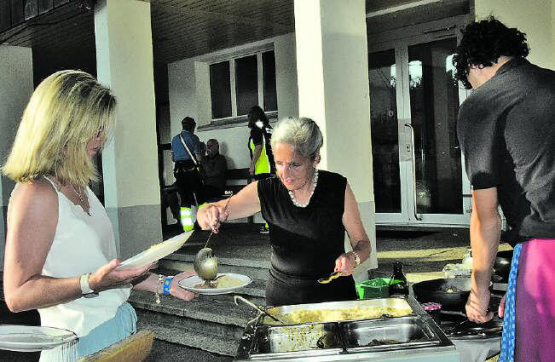 Kompetent und charmant: Rita Roth, «pensionierte» Wirtin vom Bad Schwarzenberg, bediente die Ausgabe für Stroganoff und Falafel. (Bilder: st.)