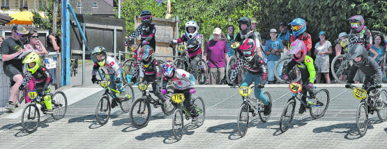 Finalstart der untersten Altersklasse: Der Teufenthaler Noé Schneider (716) liegt bereits an der Spitze und gewinnt schliesslich diesen Lauf. (Bilder: wr.)