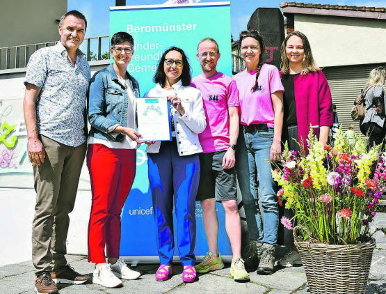 Beromünster erhielt das Unicef-Label «Kinderfreundliche Gemeinde»: Arthur Wolfisberg, Delegierter Unicef; Manuela Jost-Schmidiger, Gemeindepräsidentin; Carmen Beeli-Zimmermann, Gemeinderätin; Michael Küng, Jugendanimation; Claudia Schwegler, Jugendanimation; Alissa Brenn, Unicef. (Bilder: mars)