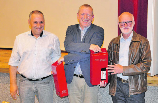 Mehr als 33 Jahre im Teufenthaler Gemeinderat gewirkt: Gemeindeammann Niklaus Boss (Mitte) verabschiedete Thomas Plüss (links) und Urs Lehner (rechts). (Bild: P.Te.)