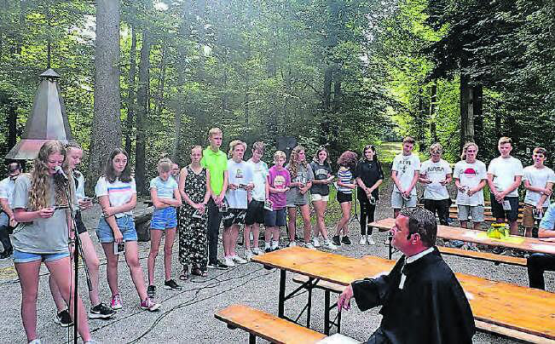 Im Rahmen des traditionellen Waldgottesdienstes der reformierten Kirche Seon stellten sich die neuen Konfirmanden vor. (Bild: zVg.)