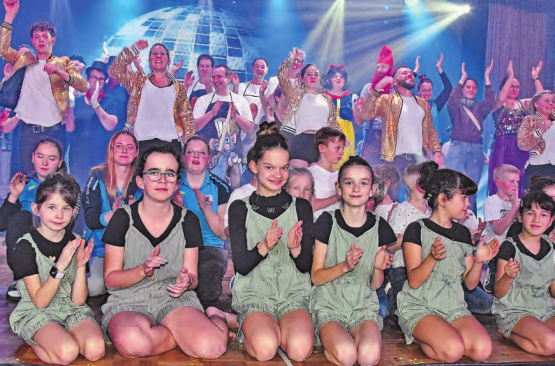 Aktive, Jugend, Frauen und Männer: Zum Show-Ende kamen alle auf die Bühne. (Bilder: Alfred Weigel)