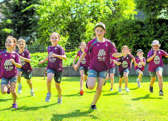Hervorragende Stimmung: Bei strahlendem Sonnenschein testeten über 70 Kinder, was die Sportwelt zu bieten hat. (Bild: zVg)