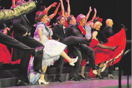 Ein schönes Schlussbouquet: Solisten, Chor, Tänzerinnen und Macher im Hintergrund tanzen zum Abschied und bedanken sich beim Publikum für den grossen Applaus. (Bild: Remo Conoci)