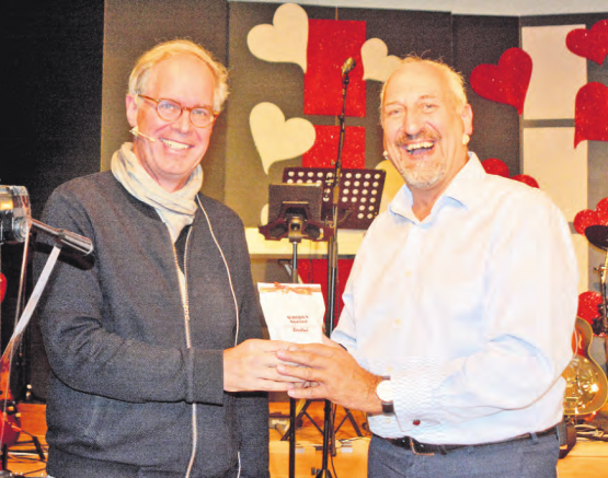 Eine interessante, sympathische Begegnung: Der bekannte Herzchirurg Prof. Dr. med. Dr. h.c. Thierry Carrel (li.) im Interview mit Pastor Daniel Zwahlen. (Bilder: erl.)