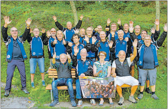 Ein schönes Erinnerungsfoto: Die Männerriege Zetzwil mit Mitgliedern der Quellenzunft Leukerbad (sitzend). (Bild: zVg.)