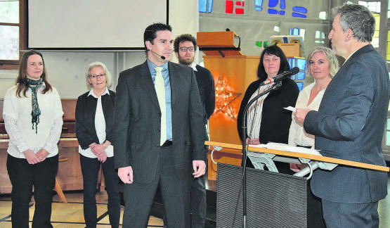 Die Kirchenpflege steht vereint hinter dem Pfarrer: Anita Acklin, Helena Lüscher, Sozialdiakon Rafael Hallauer,Alexandra Peter und Linda Zach verfolgen die offizielle Amtseinsetzung. (Bilder: st.)