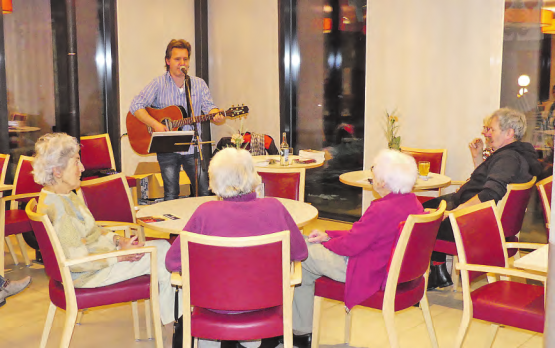 Lesung mit Musik: Chris Regez war Gast im «Kafi Bündten». (Bild: moha.)