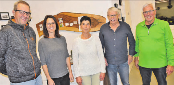 Innovativer Vorstand in seinen Ämtern bestätigt: Raphael Nadler, Marketing und Pressekontakte, Nicole Baumann-Quidort, Aktuarin, Susanne Aellig, Finanzen, Präsident Beat Buchwalder und Loipenchef Bernhard Aeschbach freuen sich auf weitere zwei Jahre intensive Zusammenarbeit (v.l.). (Bild aw.)