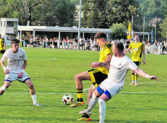 Trotz schöner Kulisse – die Gelbschwarzen vom FC Gränichen blieben im ersten Heimspiel auf der ZehnderMatte ohne Punkte und unterlagen dem FC Wohlen 2. (Bild: Roland Jaus)