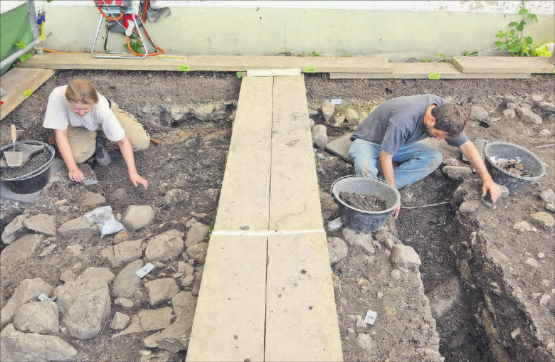 Notgrabung im Zellmoos Sursee: Grabungsmitarbeitende legen archäologische Schichten frei. (Bilder: zVg.)