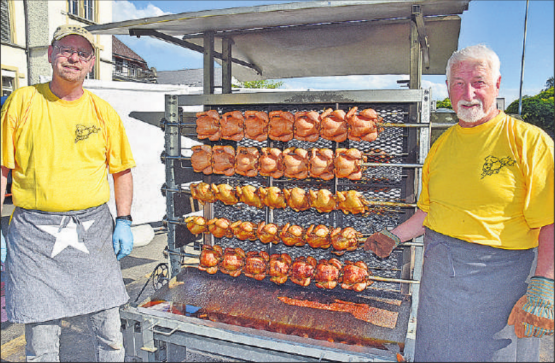 Glühendheisser Job am Holzkohlengrill, während sich die Güggeli am Spiess drehten: Lukas Basler (l.) und Andreas Huber von der Männerriege Staffelbach. (Bild: aw.)