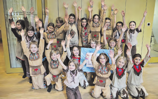 Kinder vom 2. Kindergarten bis zur 5. Klasse Menziken spielten das Kinder-Musical «De flinki Pfiil und sis Pony». (Bilder: zVg.)