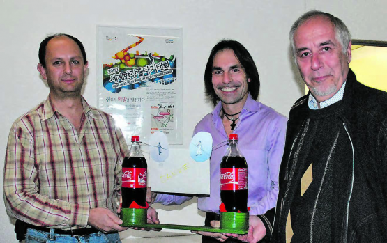 Nock trank am liebsten Cola: Zum Abschluss des Dorffestes in Uerkheim, 2009 schenkte er der Gemeinde sein Weltmeisterschafts-Diplom aus Seoul. Gemeindeamman Markus Gabriel (li.) und OK-Präsident Jugend- und Dorffest, Markus Kappeler, nahmen es entgegen. (Bilder: st-Archiv)