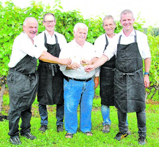Die vier Rebbauern aus Bözen und Effingen zusammen mit Ueli Widmer (Mitte): v.l. Hans Amsler und Reto Pfister (sie betreiben daneben eine vielschichtige Landwirtschaft), Rolf Heuberger und Peter Büchli (sie sind reine Rebbauern). (Bilder: st.)