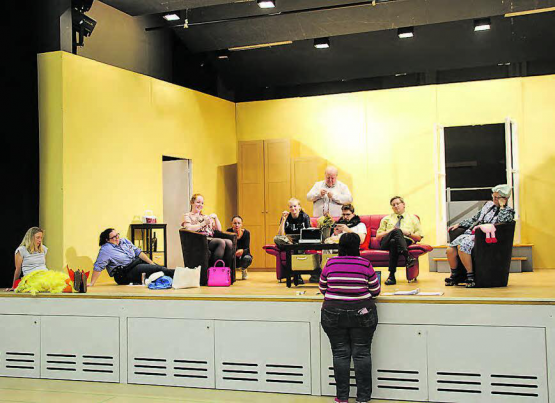 Feedback der Regisseurin nach jedem Durchlauf: Barbara Marti bespricht die Probe und stellt die Korrekturen jeweils auch in einen Gruppenchat. (Bild: zVg.)