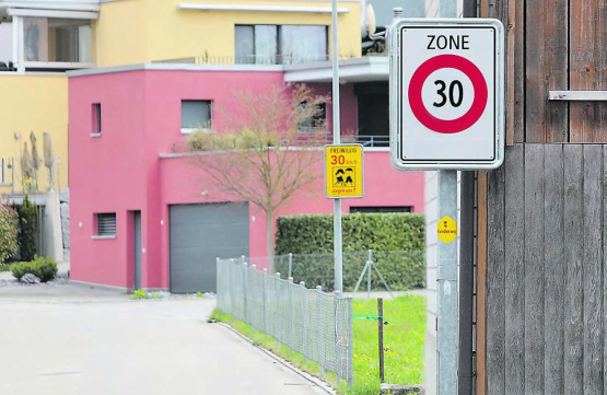 Freiwillig war gestern: In Muhens Quartierstrassen gilt die Temporeduktion ab sofort. Die gelben Schilder, die wie hier an der Schwabistalstrasse eine Freiwilligkeit vorschlagen, müssen abmontiert werden. (Bild: rc.)