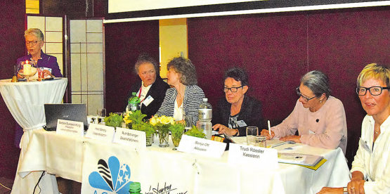Ohne Gegenstimme im Amt bestätigt: Tagespräsidentin Marianne Zimmermann schlug die Bisherigen zur Wahl vor: Barbara Ducceschi-Küng, Hedy Schölly, Ruth Schlienger, Sonja Ott und Trudi Rössler (v.l.). (Bilder: st.)